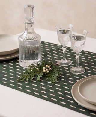 Green Pine Camino de Mesa Semi Impermeable
